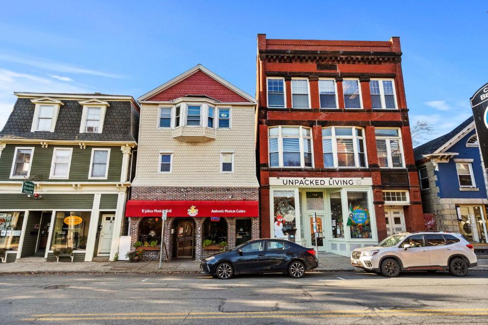 Downtown Beverly Apartment 8 Minutes to Salem and has King Beds